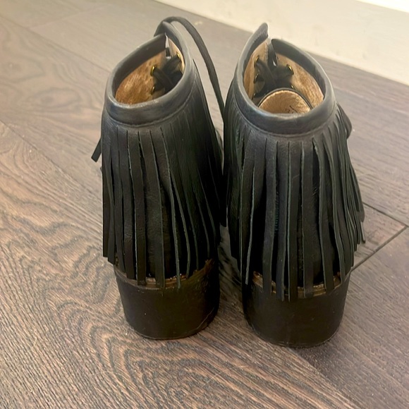 Fringed leather upper ankle boots. Size 7.5 - Picture 2 of 4